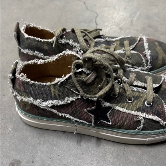 Myra Bag Camo Sneakers, Size 8 - Picture 6 of 7